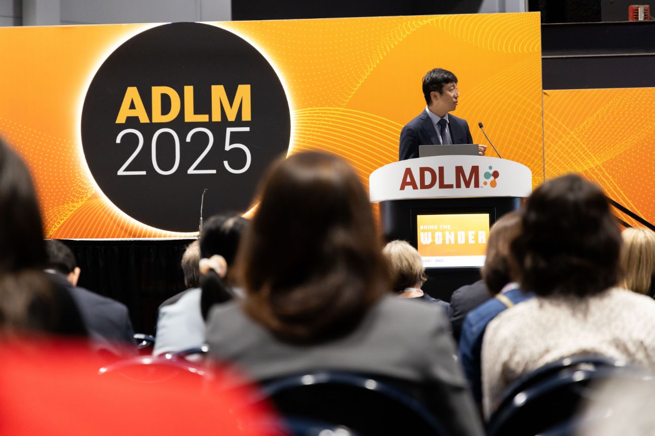 Dr. Zhang Yi introduced the development concept and technological breakthroughs of Mindray's hs-cTnI in ADLM 2025 workshop