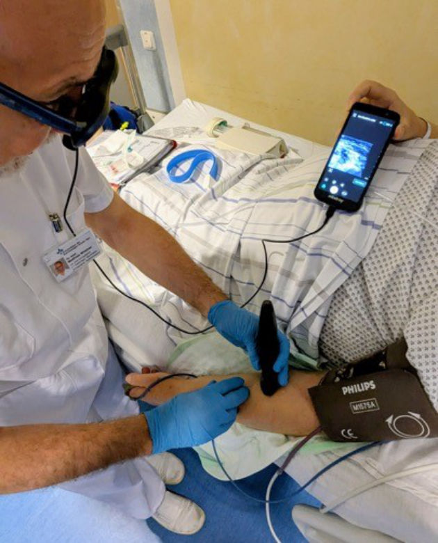 Dr. Wüstner doing exam using TE Air handheld ultrasound