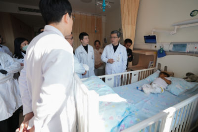 Doctor visit Nieco and his family before surgery