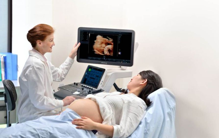 Dokter melakukan pemeriksaan USG