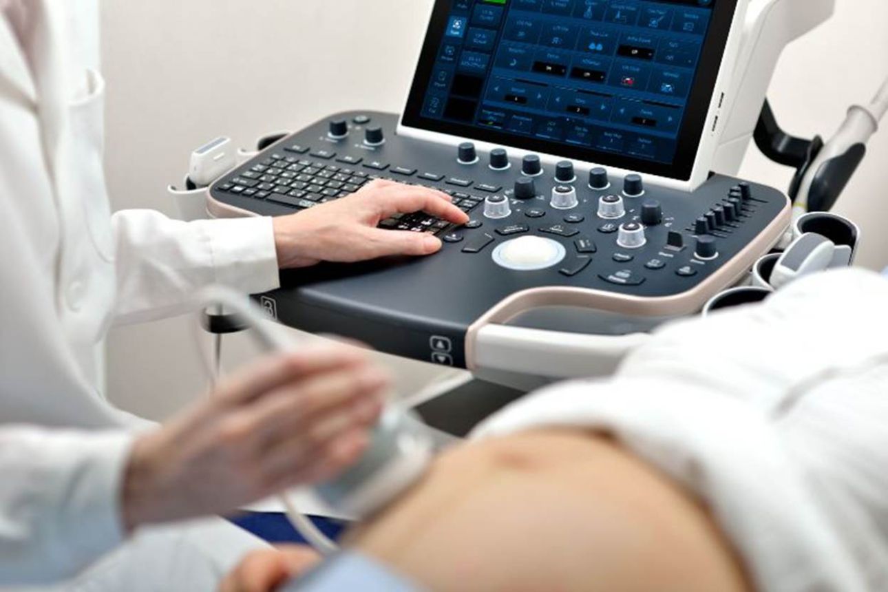 Dokter melakukan pemeriksaan USG