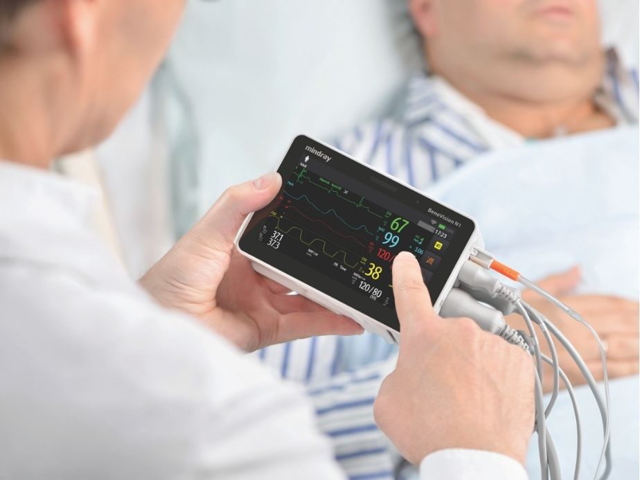 Product Image Switch Component 924x693 - n1-held-by-doctor-924x693