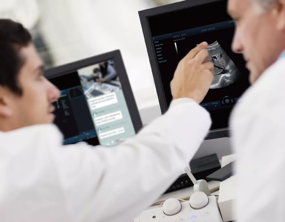 Des radiologues vérifient l'image à distance